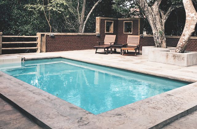 Backyard inground custom swimming pool